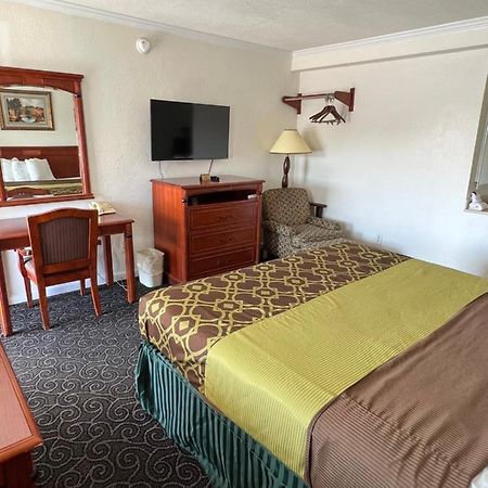 Americas Best Value Inn Hanford Extérieur photo
